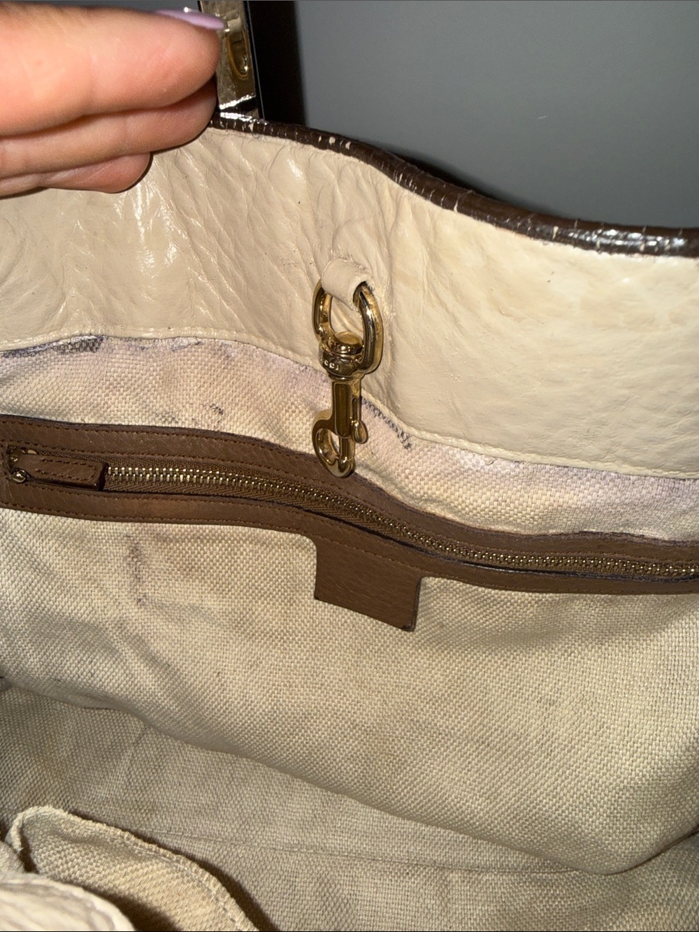 Gucci Soho Cream Leather Shoulder Tote with Tassel and Chain Straps - Picture 16 of 17